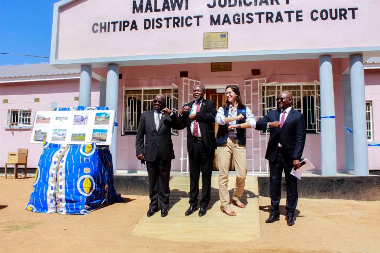 Hon. the Chief Justice, Minister of Justice, EU Charge d’affaires and other senior delegate pose for a photograph